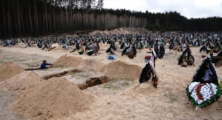 Последствия "русского мира": опубликованы фото свежих могил в Ирпене