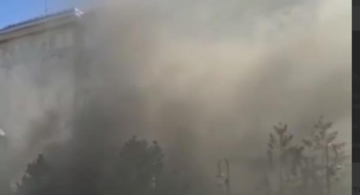 Возле мэрии Москвы сильный пожар: горит ярморочный павильон