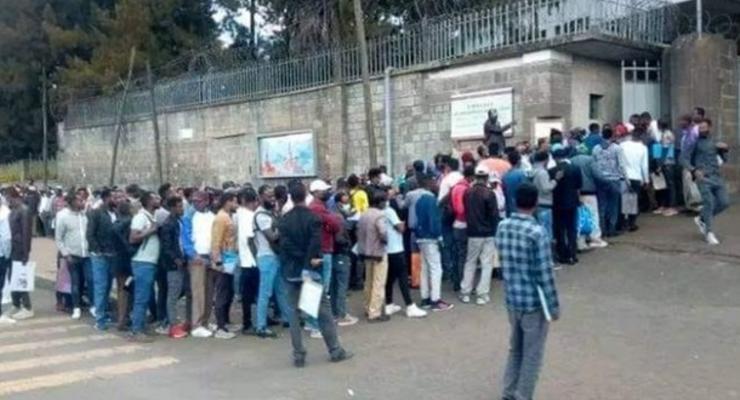 В Эфиопии перед посольством РФ выстроились в очередь сотни мужчин