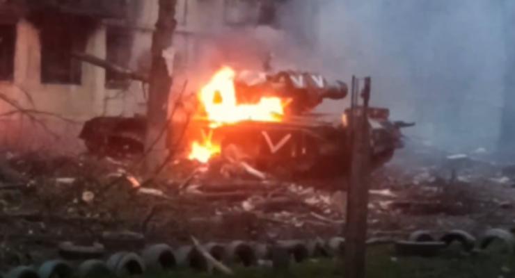 Бойцы Азова уничтожили в Мариуполе вражеские танки, БТР и БМП