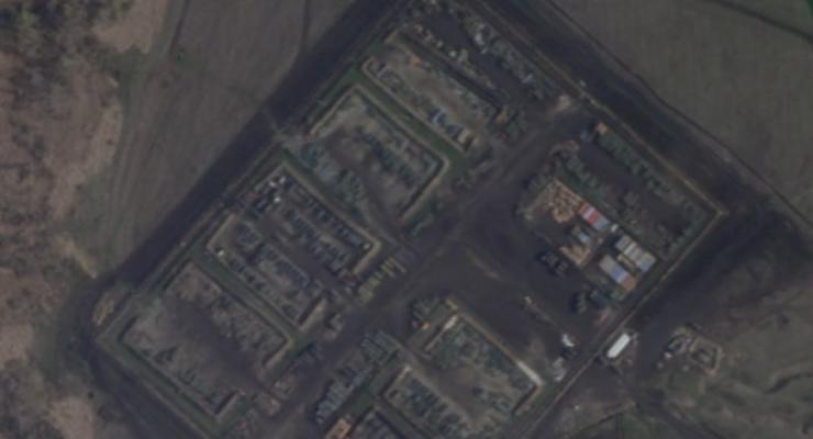 В МВД показали спутниковые снимки техники РФ, стянутой к Украине