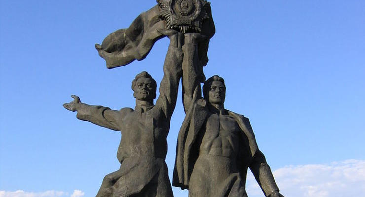 В Киеве демонтируют скульптуру двух рабочих под "Аркой дружбы народов"