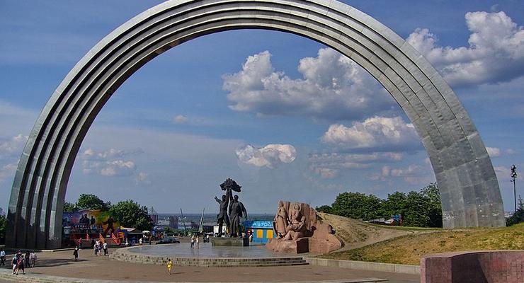 В Киеве демонтируют памятник возле Арки "Дружбы народов" - видео