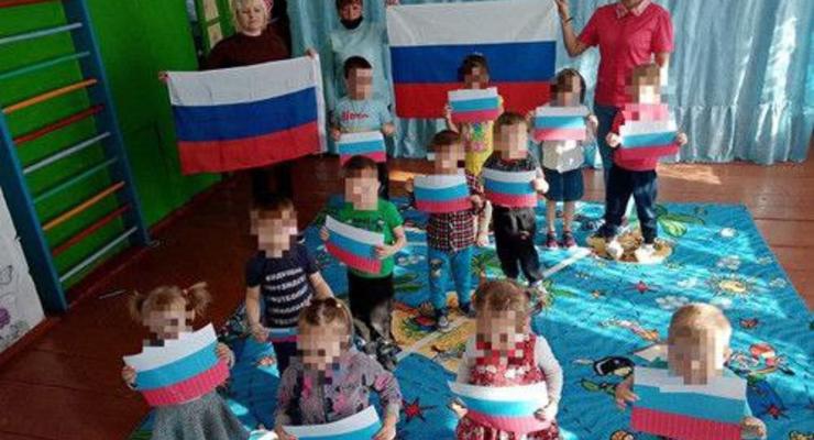 В детсадах Крыма оккупанты заставляют детей рисовать плакаты с символикой российских захватчиков