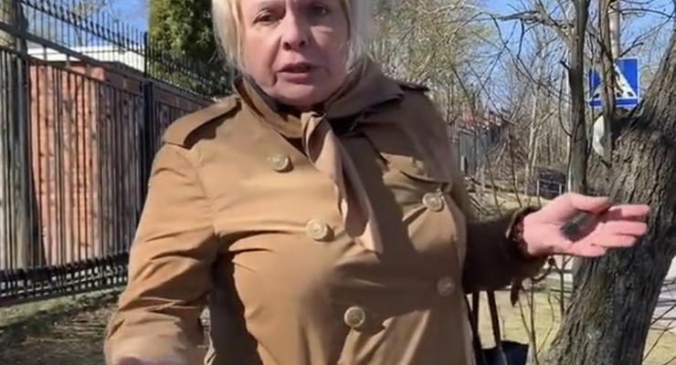 В Швеции женщина разорвала флаг Украины возле посольства РФ