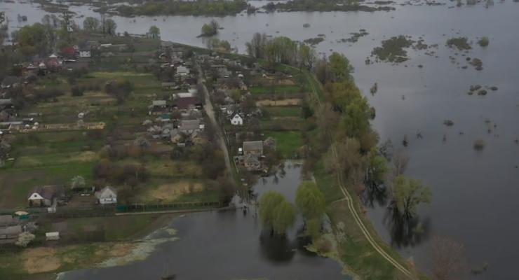 Появилось видео затопленного села на Киевщине