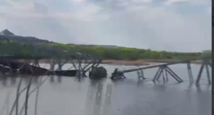 На Донеччине подорвали мост вместе с вагонами