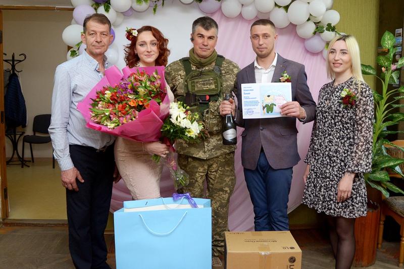 После освобождения из плена украинский военный сыграл свадьбу / facebook.com/229.tro