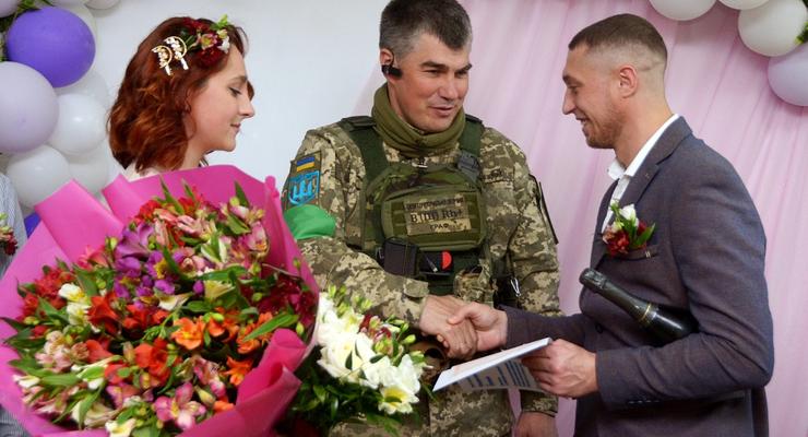 Жизнь продолжается: в Харькове женился защитник острова Змеиный