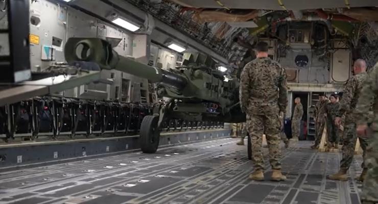 В США показали погрузку гаубиц M777 для Украины