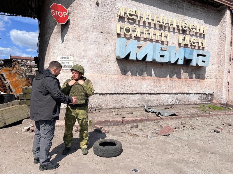 Пушилин и Соловьев на фоне завода в Мариуполе. / t.me/voynareal