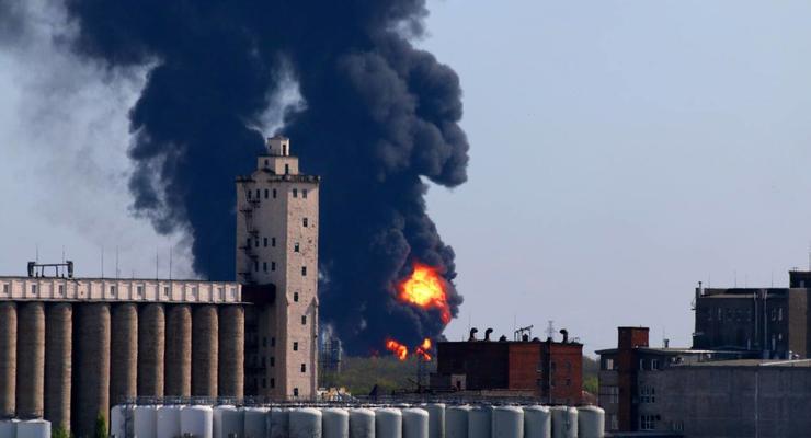 В Макеевке сильный пожар на нефтебазе - фото, видео