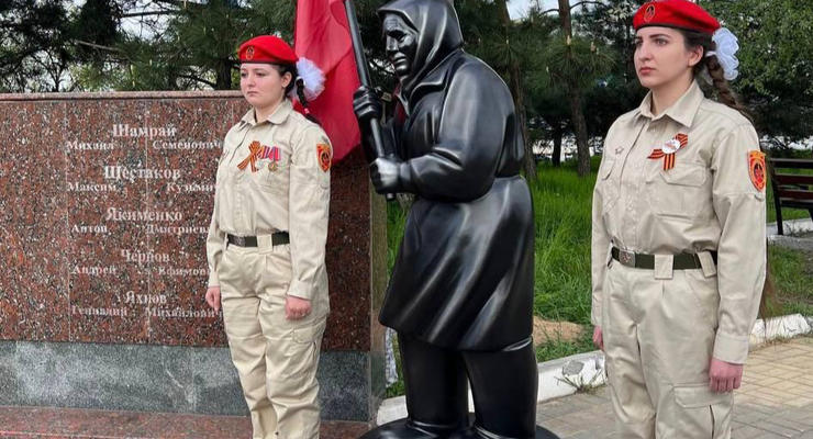 В Мариуполе поставили черный памятник "бабке с флагом"
