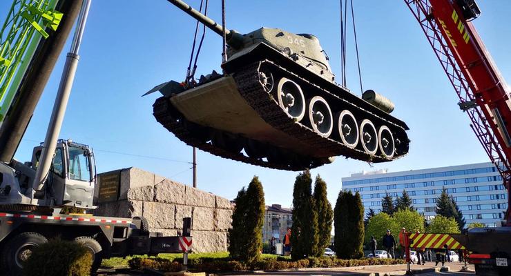 Из центра Житомира убрали советский танк