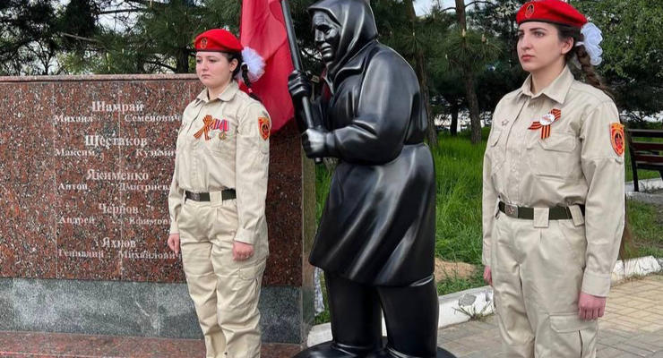 "Бабушка с флагом СССР" теперь проклинает российскую армию - видео