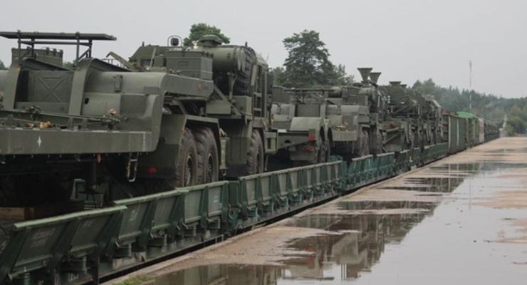 Белорусскую военную технику начали грузить на поезда - СМИ
