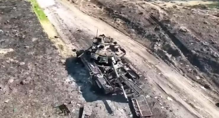 Защитники показали, как сжигают российские танки