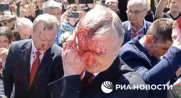На посла РФ в Польше напали: облили красной краской