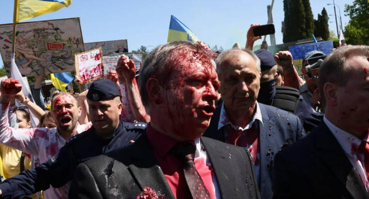 Посла РФ в Польше облили краской: МИД России выразило "протест" и требование