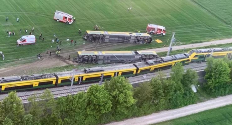 В Австрии пассажирский поезд сошел с рельсов, погибли люди