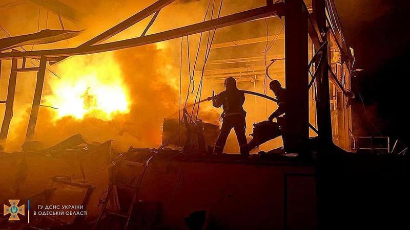 В Одессе потушили масштабные пожары после ракетного обстрела / Facebook.com/MNS.GOV.UA