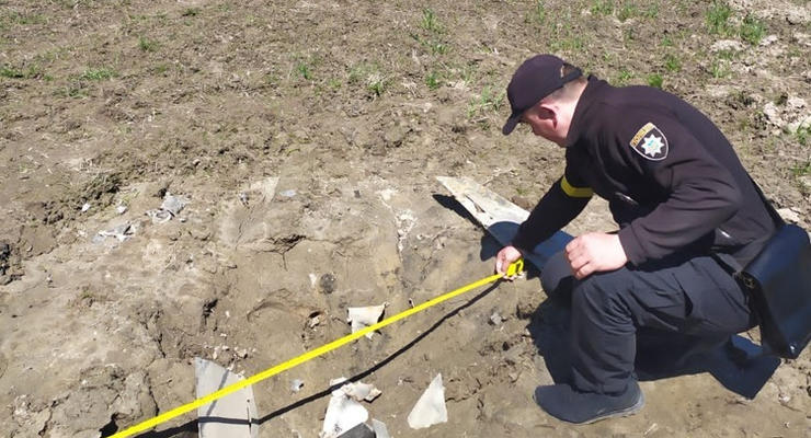 В Житомирской области среди поля нашли осколки российской ракеты