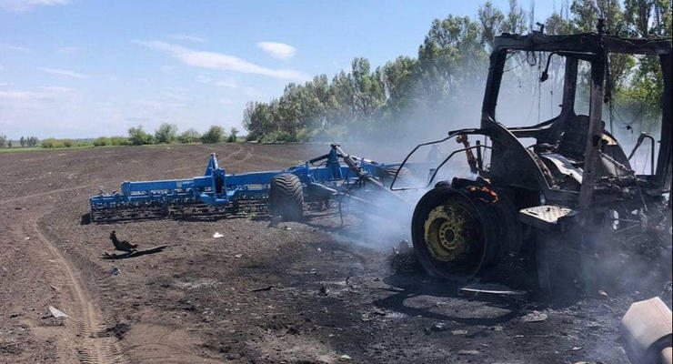 На Харьковщине ракета с российского самолета попала в трактор в поле