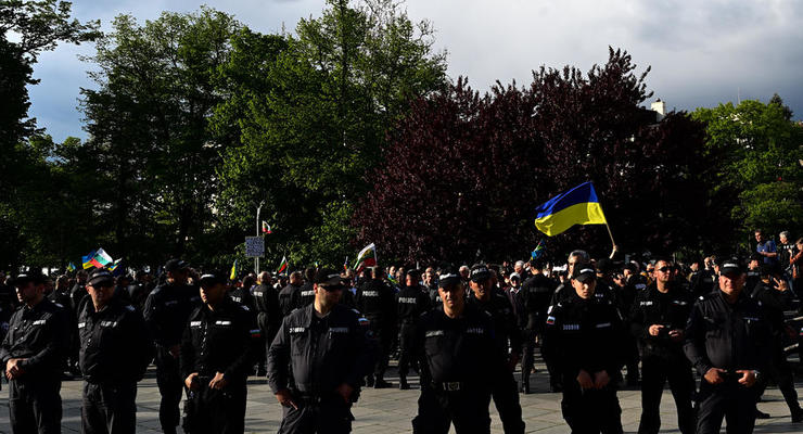 В Болгарии сторонники РФ подрались с полицией из-за украинского флага