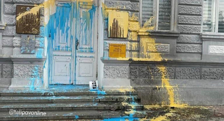 В Крыму здание оккупационной администрации облили желтой и голубой краской – глава Меджлиса
