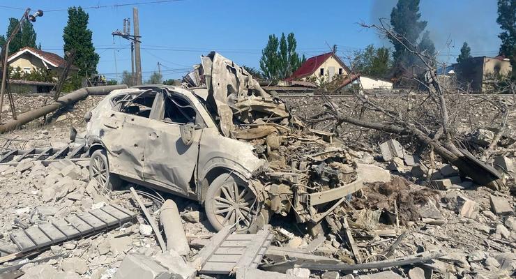 Спасатели ликвидируют последствия ракетного удара по Одесской области - фото