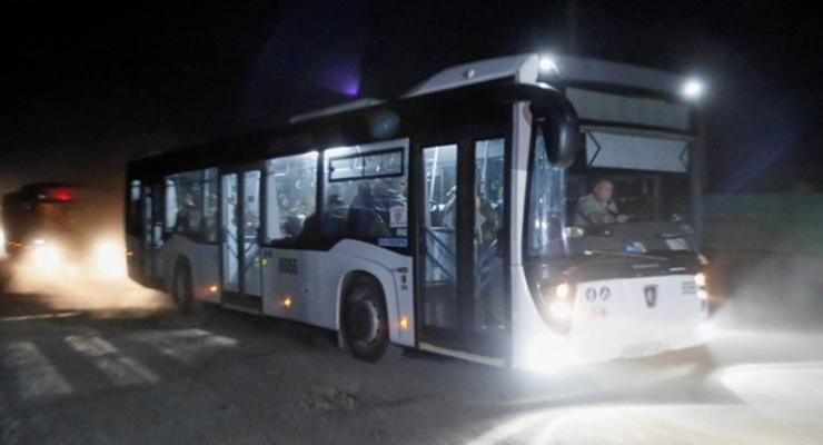 С Азовстали выехали автобусы с бойцами - Reuters