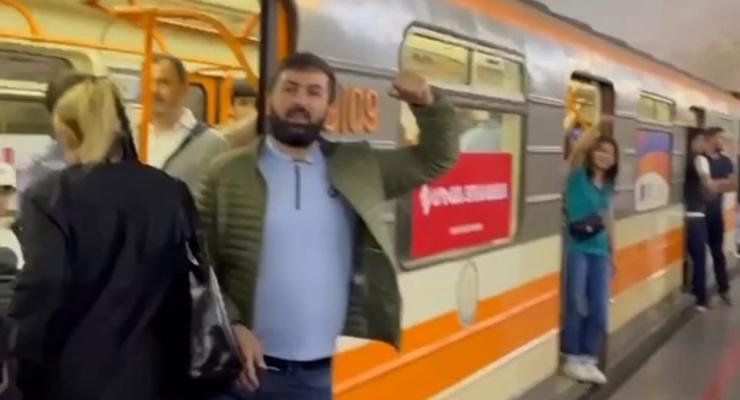 Протестующие в Ереване заблокировали работу метро