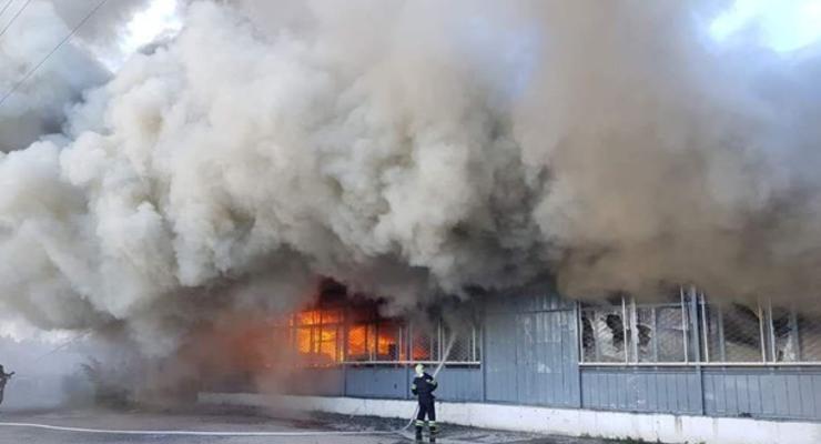 На Харьковщине из-за обстрела сгорел торговый центр