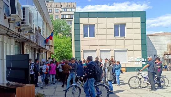 В Мариуполе оккупанты расставили телеэкраны и вещают об "улучшении жизни"