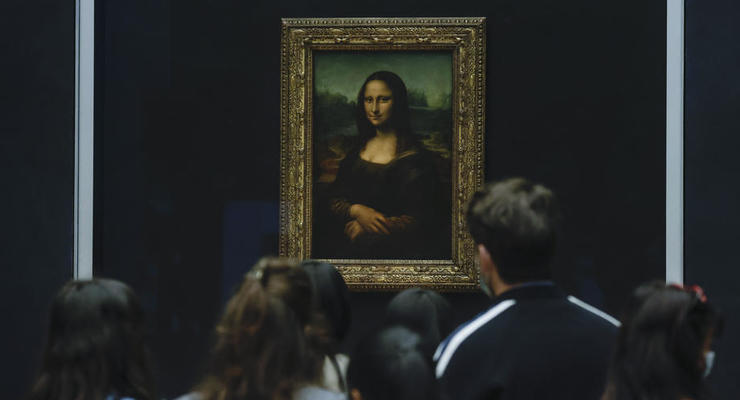 В Лувре вандал с тортом напал на “Мону Лизу”