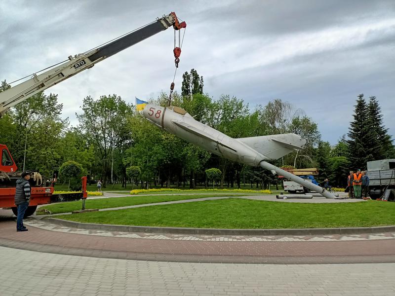 В Броварах демонтируют советские самолеты / facebook.com/i.sapozhko