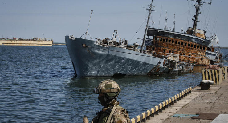 Оккупанты вывозят из Мариуполя краденую сталь и "национализируют" корабли