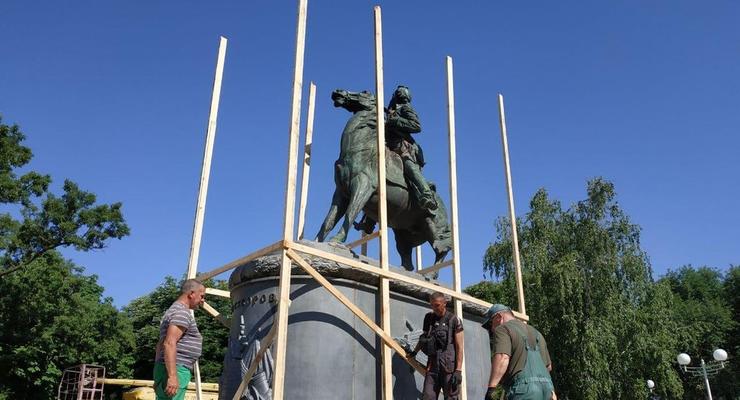 В Измаиле памятник Суворову огораживают деревянным забором