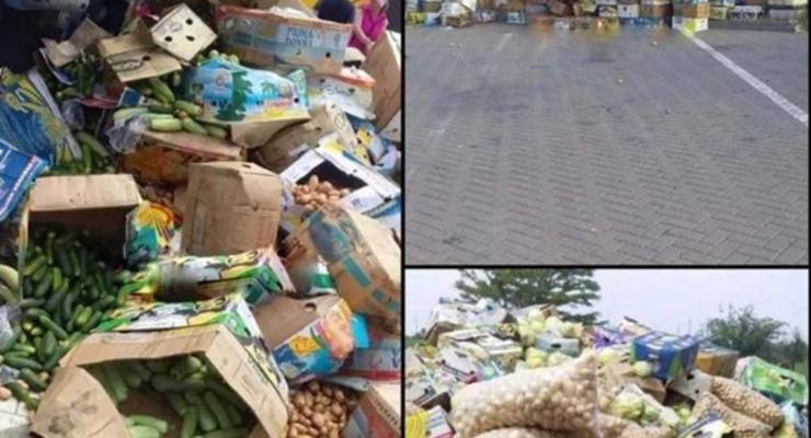 На блокпосту в Васильевке люди выбросили тонны овощей