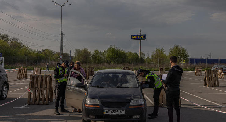 На выезде из Запорожья на временно оккупированные территории стоят сотни машин