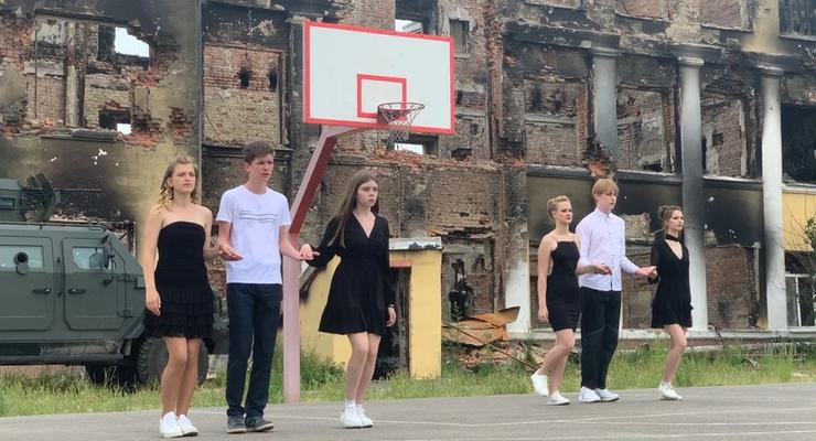 В Харькове выпускники станцевали вальс возле руин своей школы