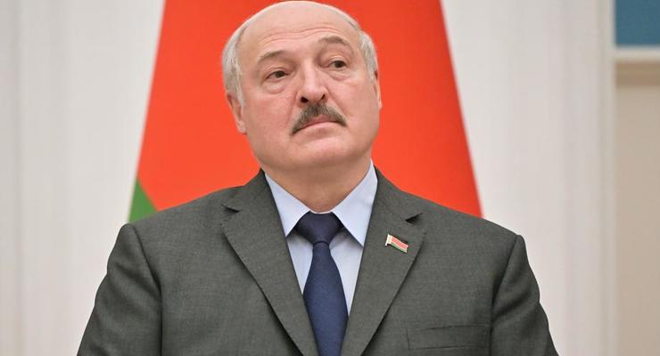 "Снесут голову любому": Лукашенко похвалил украинских военных
