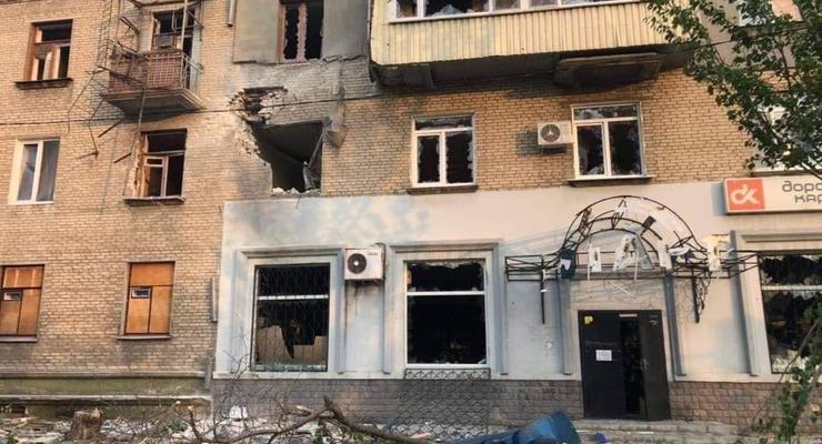 Враг обстрелял в Лисичанске рынок, горный колледж и школу - Гайдай