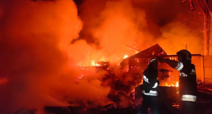 В Харькове из-за обстрела возникли сильные пожары: два человека погибли
