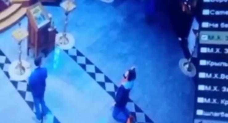 В Петербурге мужчина выстрелил себе в голову в храме: видео момента