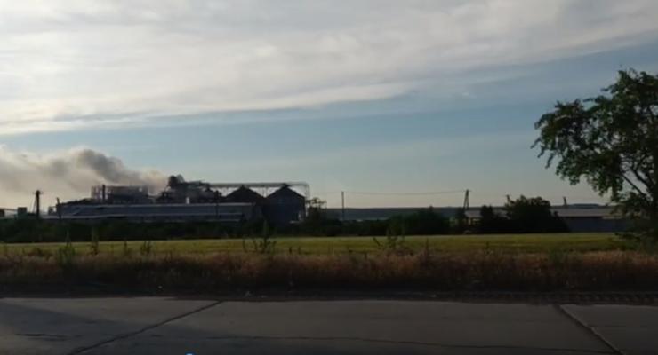 Враг продолжает уничтожать сельхозпродукцию: в Мариуполе загорелся завод "Сателлит"