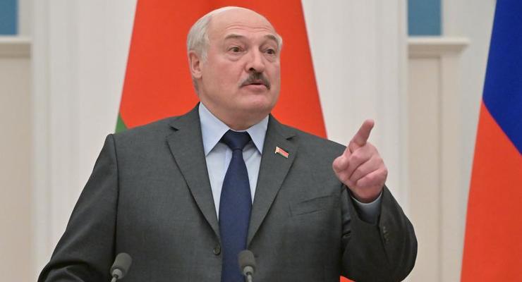 "Вы с автоматом побежите": Лукашенко пугает чиновников украинским сценарием