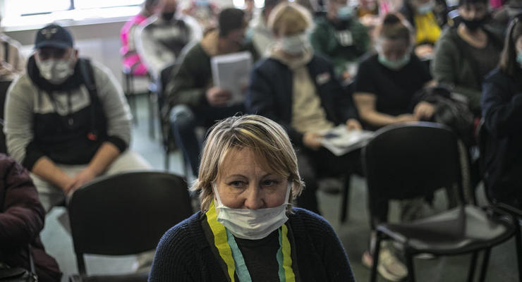 В Чехии часть украинских беженцев лишат пособий