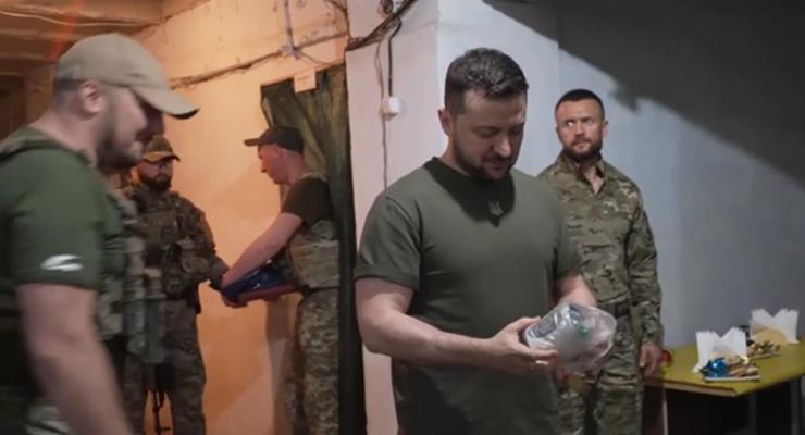 На Николаевщине военные вручили президенту необычный подарок