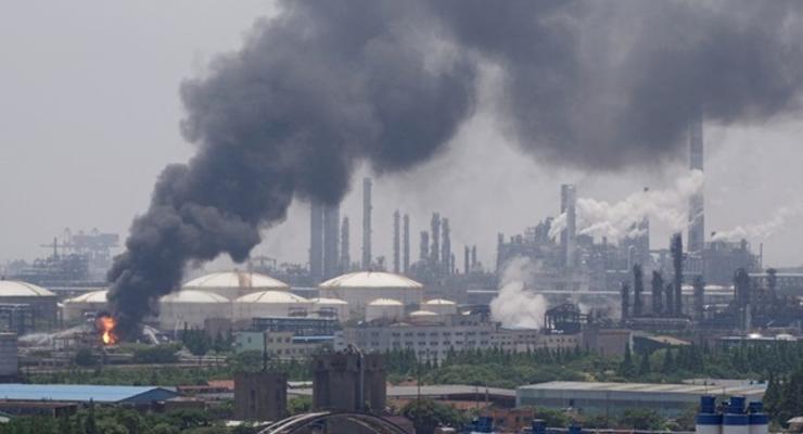 На нефтехимическом заводе в Шанхае произошел масштабный пожар
